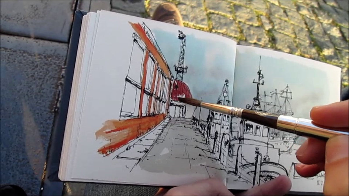 Urban Sketching mit Stift und Pinsel auf der Straße