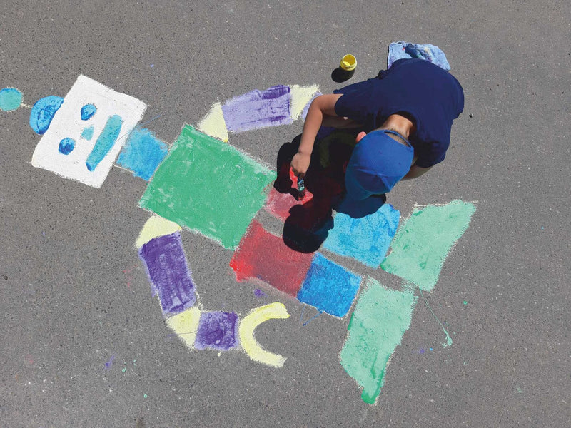 Goditi l'estate con i bambini usando i gessetti colorati per marciapiede