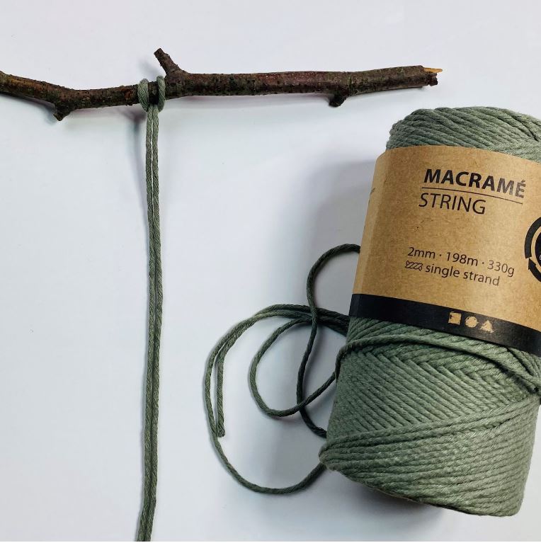 Selbstgemachte Makramee-Wanddekoration aus Garn