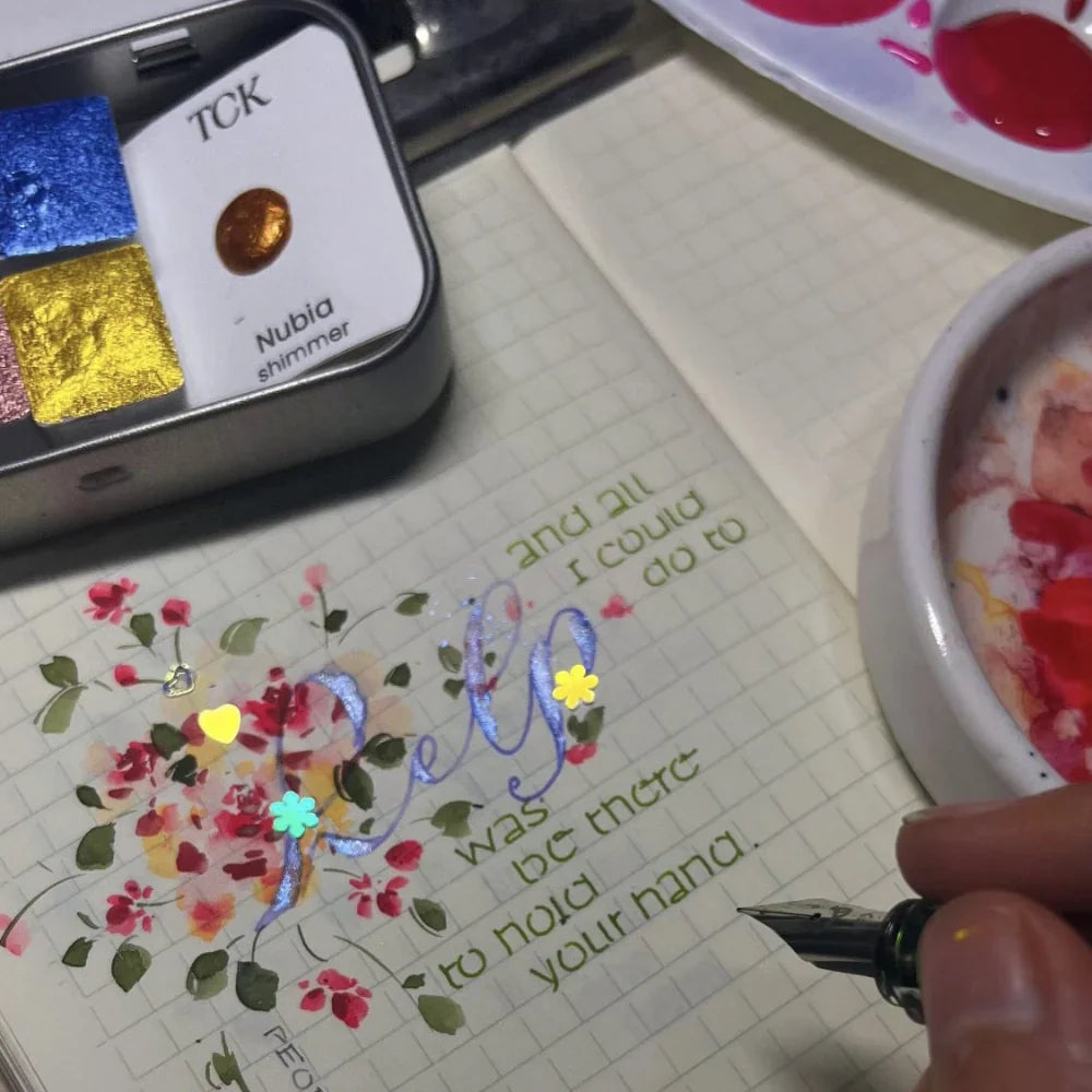 Künstlerin fügt einem Gemälde metallische Akzente hinzu