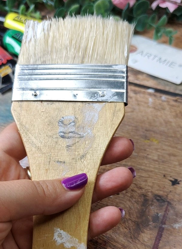 Porträtmalerei mit Pinsel auf verschiedenen Oberflächen