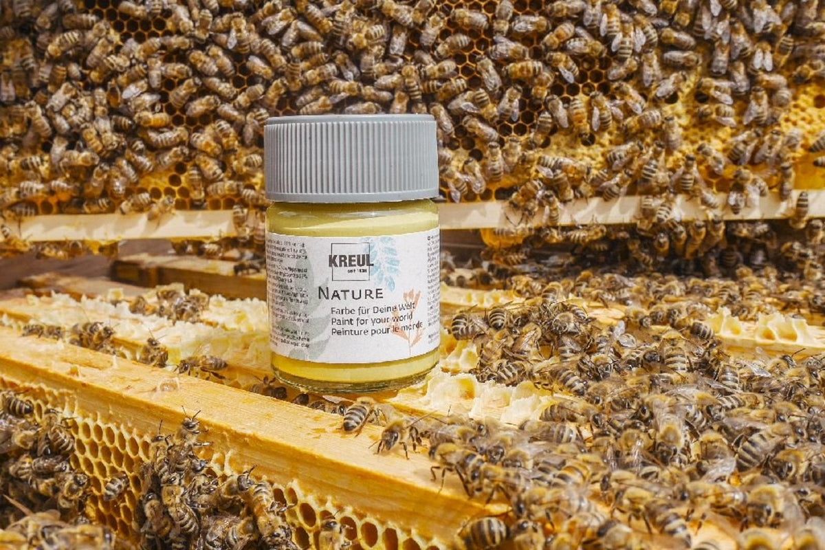 Barva meseca april: voskasta rumena | 2022